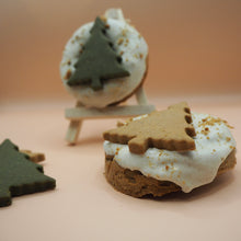 Load image into Gallery viewer, Christmas: Cinnamon Christmas tree-ats dog doughnuts and biscuit pack