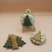 Load image into Gallery viewer, Christmas: Cinnamon Christmas tree-ats dog doughnuts and biscuit pack