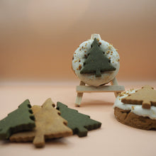 Load image into Gallery viewer, Christmas: Cinnamon Christmas tree-ats dog doughnuts and biscuit pack